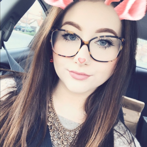 Meet Your Posher! ❤️ - Picture 3 of 5